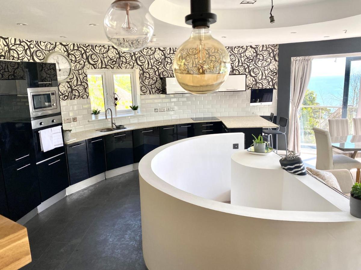 One Of The Best Properties In Lyme! Breathtaking Views Across The Whole Bay. 3 Stories With 2 Tier Veranda Around The Property. Sleeps 6 Lyme Regis Exterior foto